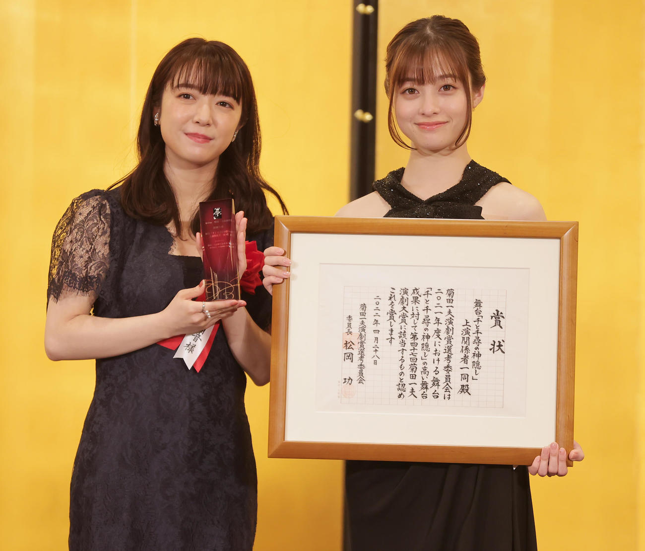 菊田一夫演劇賞で演劇大賞に選ばれた舞台「千と千尋の神隠し」に出演した上白石萌音（左）と橋本環奈は、授賞式で笑顔（撮影・野上伸悟）