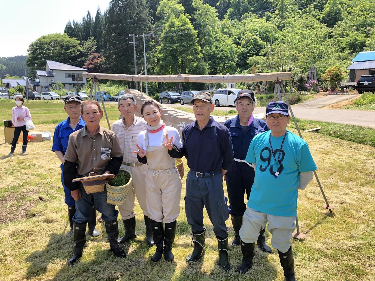 秋田の実家で田植えを行った岩本公水（左から4人目）と支援者ら