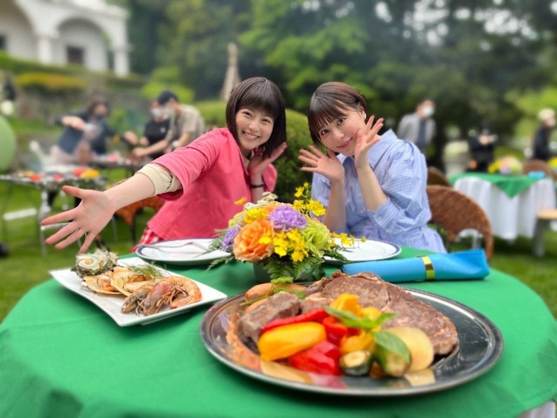 バーベキューシーンで笑顔を見せる今田美桜と北乃きい（「悪女（わる）」オフィシャルブログより）