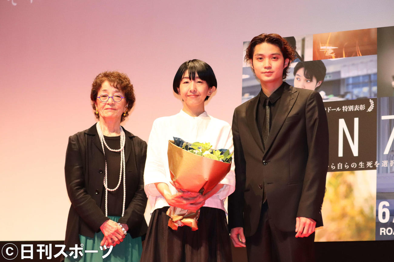 映画「PLAN 75」舞台あいさつ付き凱旋プレミア試写会に登壇した、左から倍賞千恵子、早川千絵監督、磯村勇斗（撮影・加藤理沙）