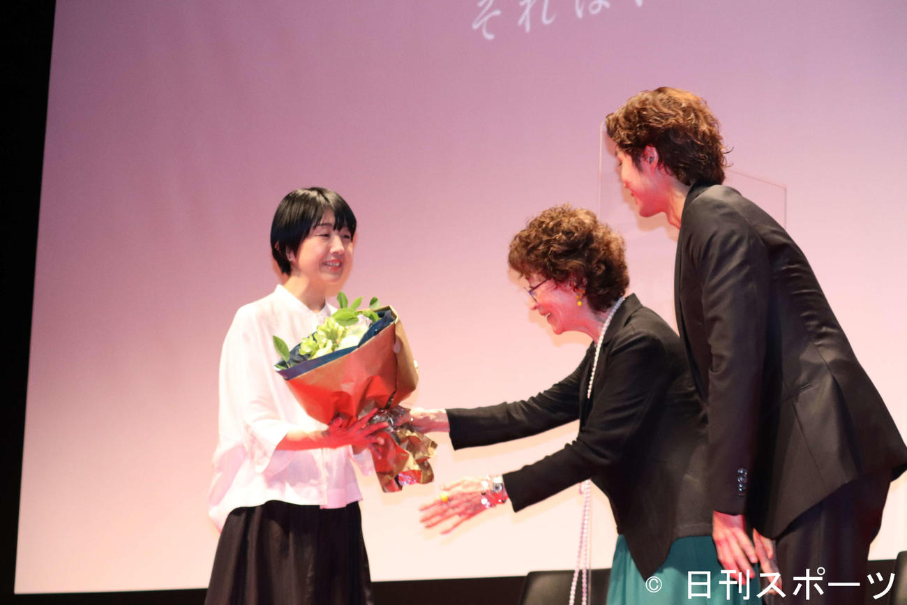 映画「PLAN 75」舞台あいさつ付き凱旋プレミア試写会で、新人監督賞「カメラ・ドール」スペシャルメンションを受賞した早川千絵監督（左）に花束を贈呈する倍賞千恵子と磯村勇斗（撮影・加藤理沙）