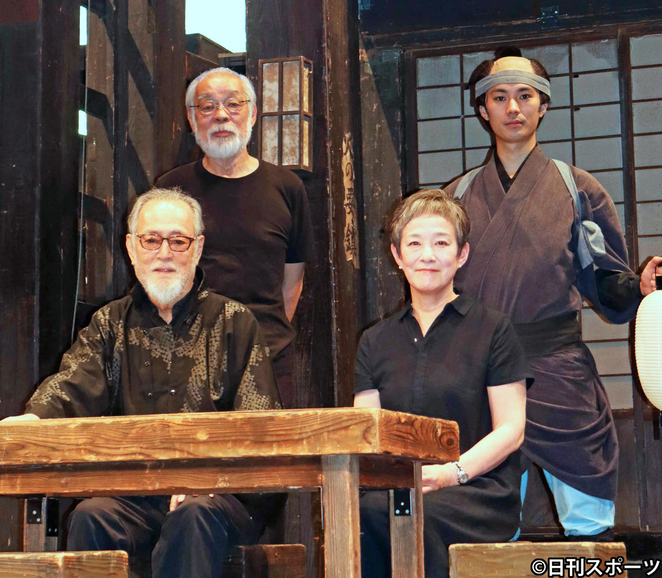 能登演劇堂で舞台「いのちぼうにふろう物語」の会見を行った、仲代達矢（前列左）、小宮久美子（同右）、演出の林清人氏（後列左）、島田仁