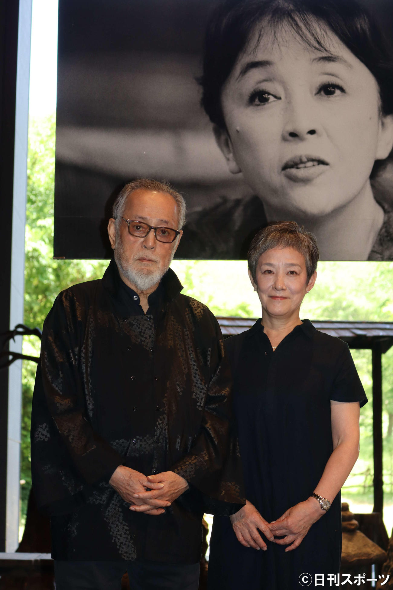 舞台「いのちぼうにふろう物語」の会見を行った仲代達矢（左）と小宮久美子。後方写真は脚本を手掛けた宮崎恭子さん（撮影・小林千穂）