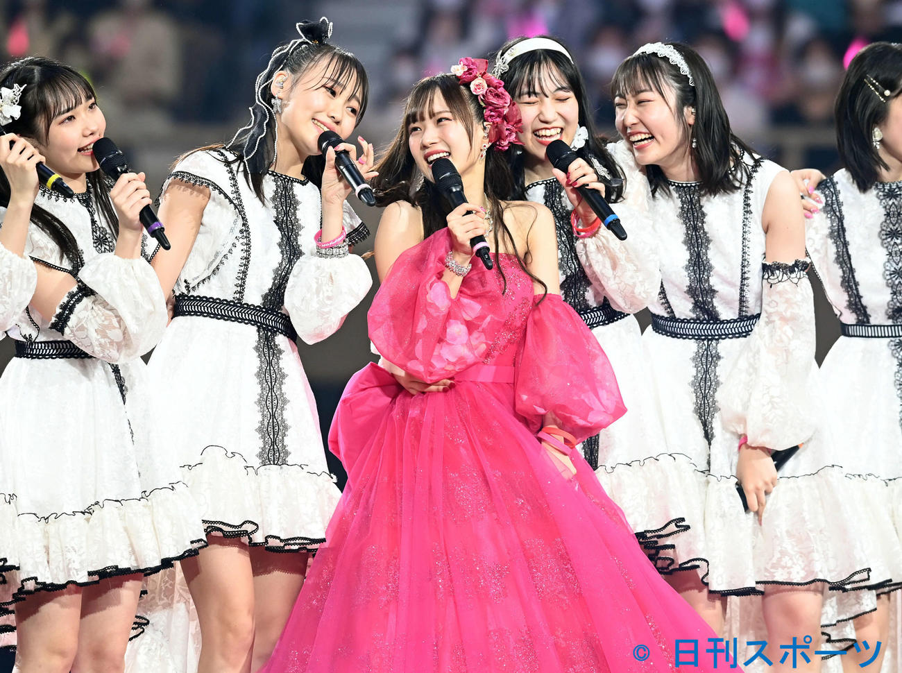 この日で卒業をするJuice＝Juiceの稲場愛香（中央）はメンバーに囲まれ笑顔を見せる（撮影・たえ見朱実）