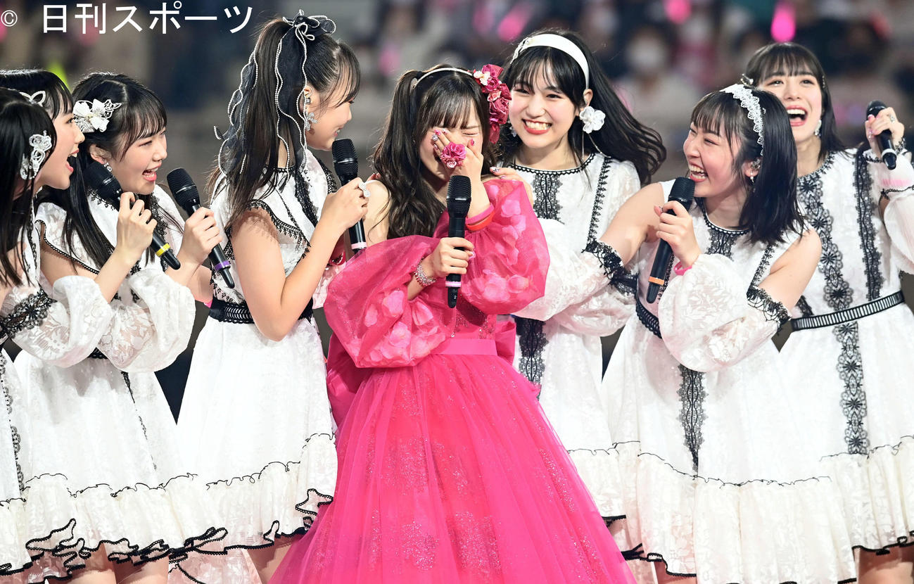 この日で卒業する稲場愛香（中央）はJuice＝Juiceのメンバーに囲まれ涙を見せる（撮影・たえ見朱実）