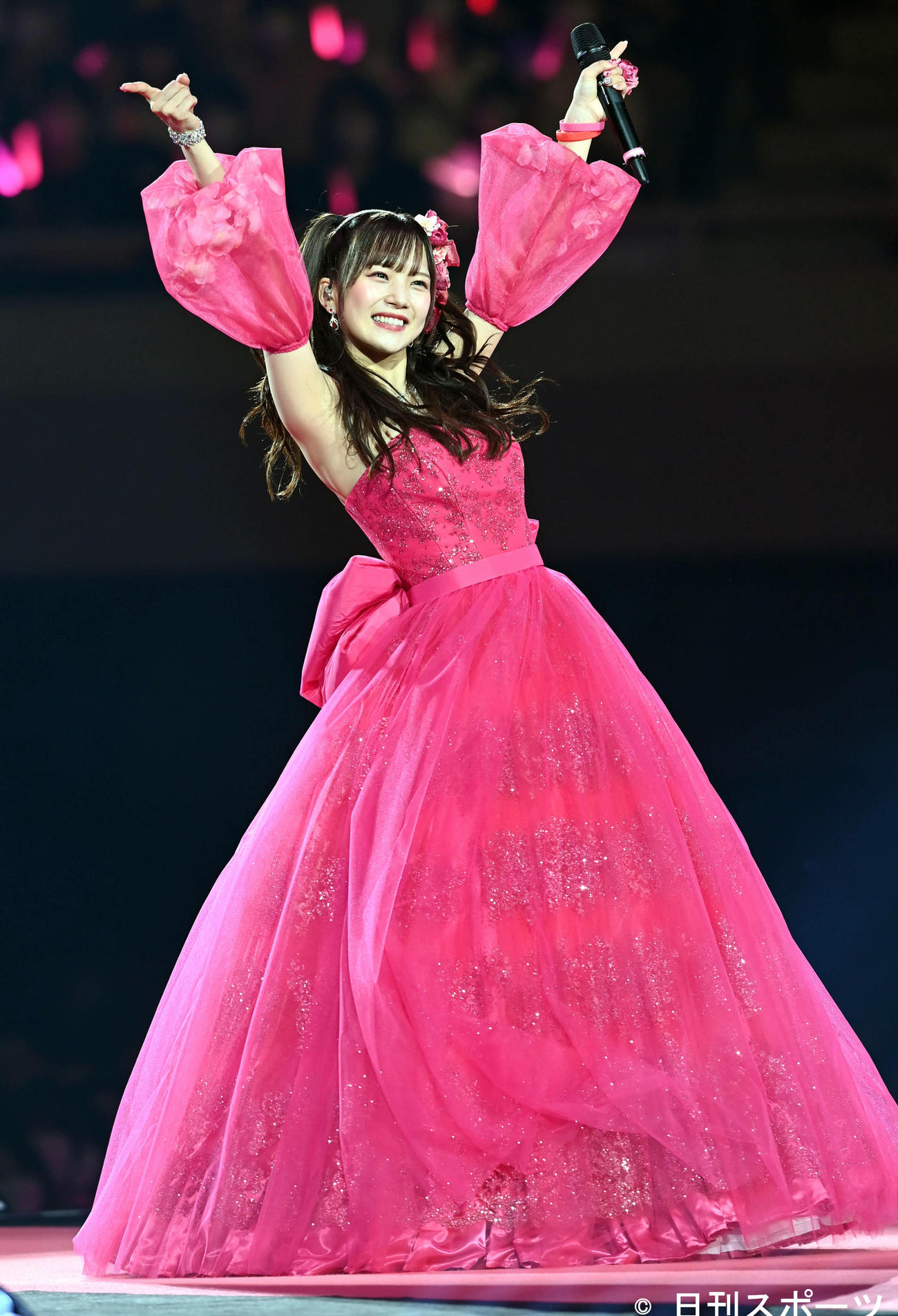 アンコールステージにドレス姿で登場したJuice＝Juiceの稲場愛香（撮影・たえ見朱実）