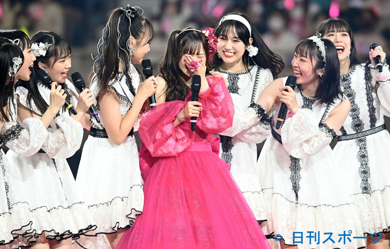 この日で卒業する稲場愛香（中央）はJuice＝Juiceのメンバーに囲まれ涙を見せる（撮影・たえ見朱実）