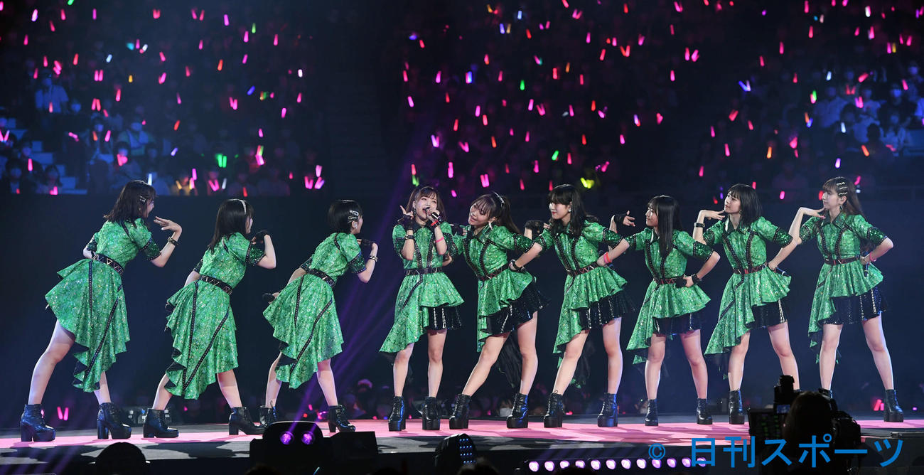 満員のステージで熱唱する稲場愛香（左から4人目）らJuice＝Juiceのメンバー（撮影・たえ見朱実）