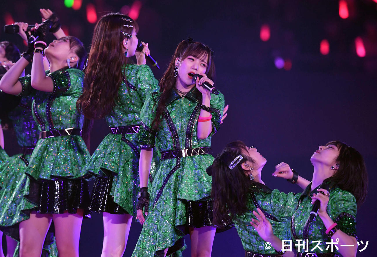 卒業公演で熱唱するJuice＝Juiceの稲場愛香（中央）（撮影・たえ見朱実）