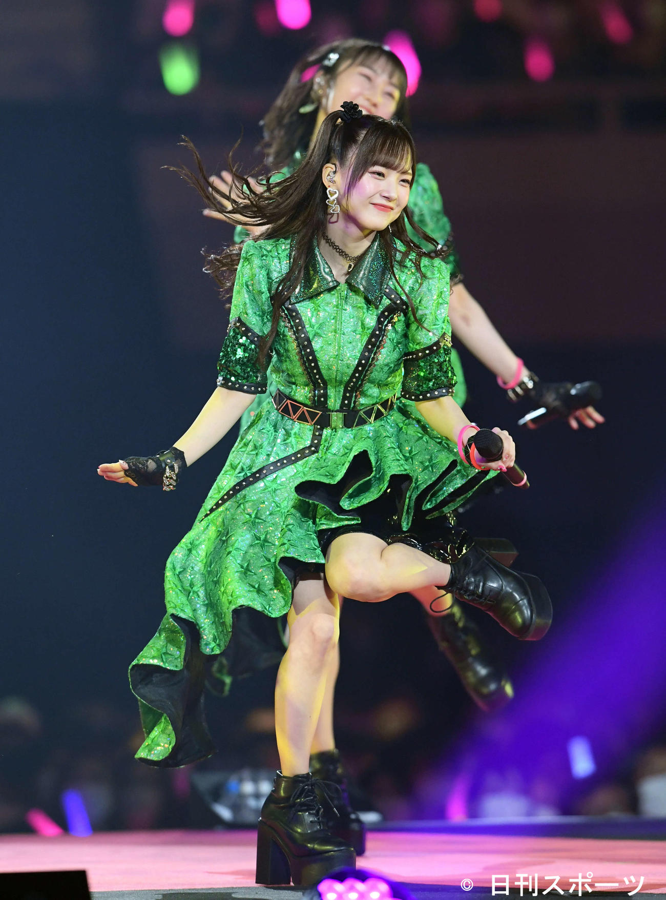 満員のステージで熱唱するJuice＝Juiceの稲場愛香（撮影・たえ見朱実）
