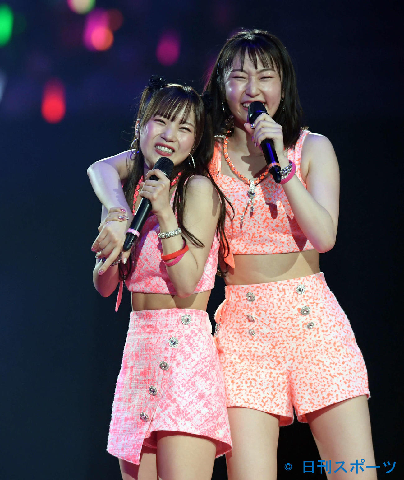 Juice＝Juiceのメンバーから抱きつかれる稲場愛香（左）（撮影・たえ見朱実）