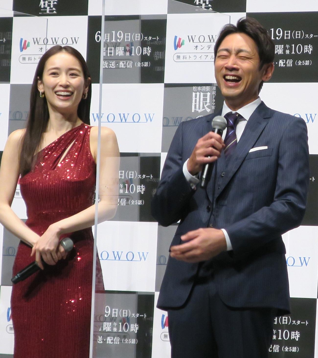 WOWOW連続ドラマW「松本清張　眼の壁」完成報告会で。主演の小泉孝太郎（右）と泉里香（左