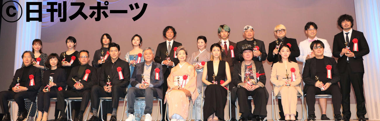 第31回日本映画批評家大賞の各賞を受賞した、前列左から上田義彦、西川美和、堀貴秀、鈴木亮平、小倉智昭、富司純子、瀧内公美、古田新太、三浦透子、大友啓史、後列左から穐山茉由、石川瑠華、伊澤彩織、伊藤万理華、高田聡、西川洋子、佐藤緋美、石川梵、水島精二、阪元裕吾、藤元明緒（撮影・星夏穂）