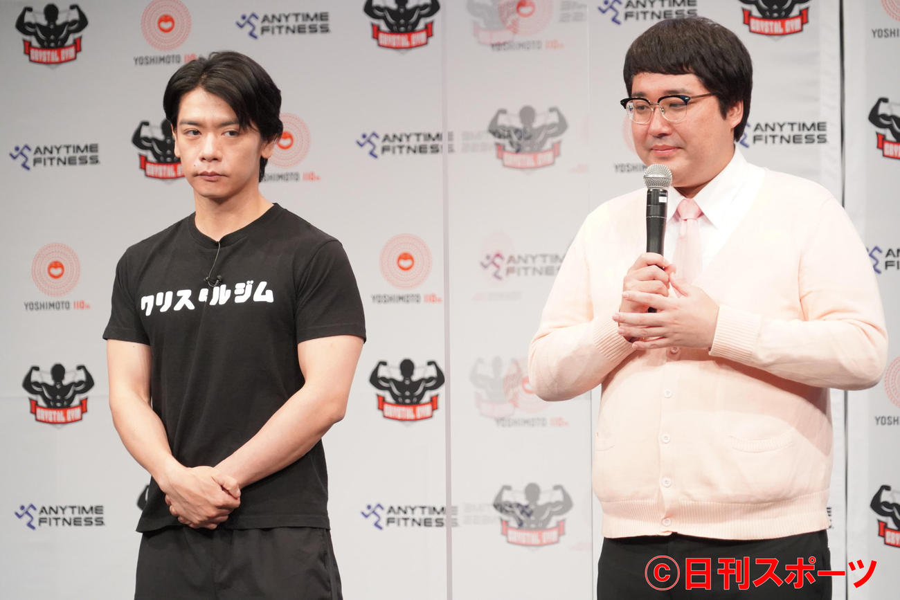 「エニタイムフィットネス」と「クリスタルジム」の業務提携PRイベントに出席したお笑いコンビ、マヂカルラブリーの野田クリスタル（左）と村上（撮影・佐藤成）