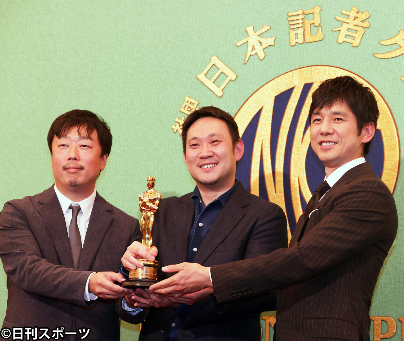 「ドライブ・マイ・カー」の左から山本晃久プロデューサー、濱口竜介監督、主演の西島秀俊