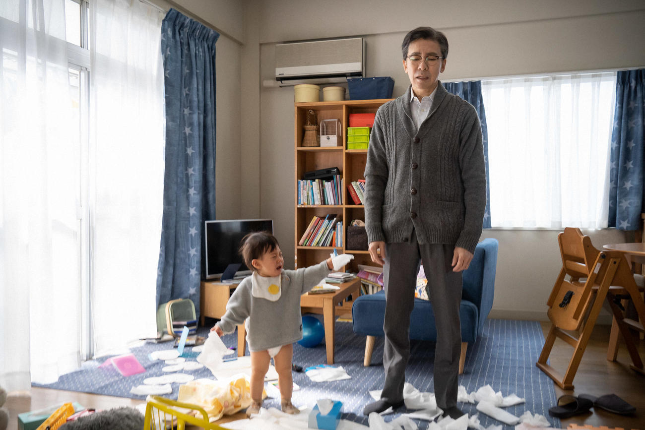 NHKBSプレミアム特集ドラマ「定年オヤジ改造計画」で主演を務める郷ひろみ（右）