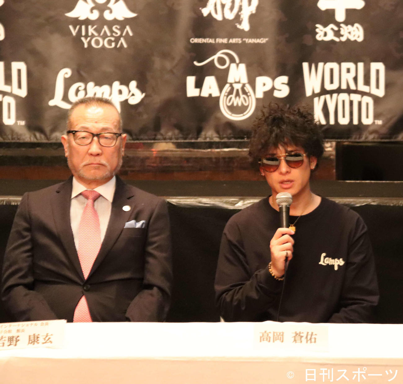 試合前の会見で意気込みを語る、高岡蒼佑（右）。左は若野康玄会長（撮影・波部俊之介）