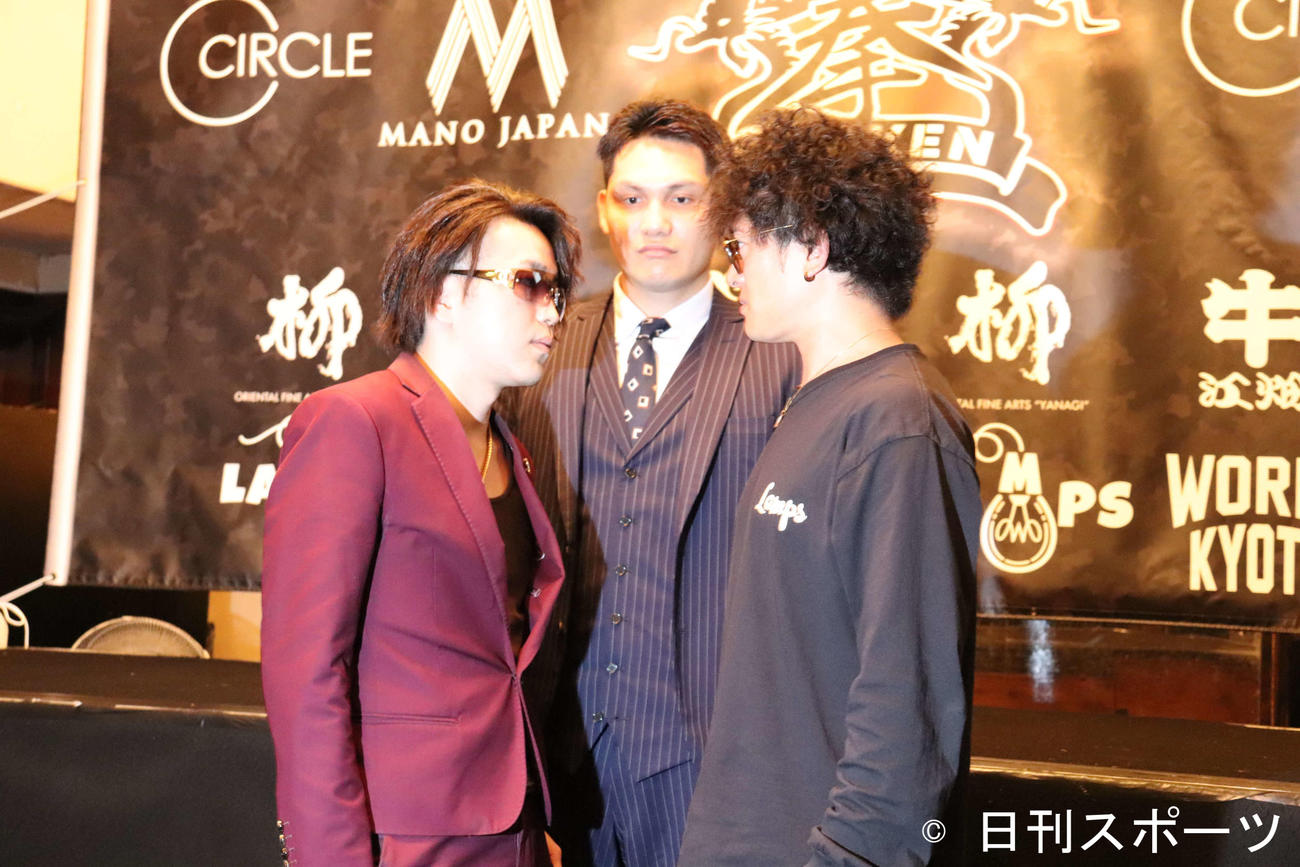 試合前会見で立ち会う高岡蒼佑（右）と対戦相手のトミー（撮影・波部俊之介）