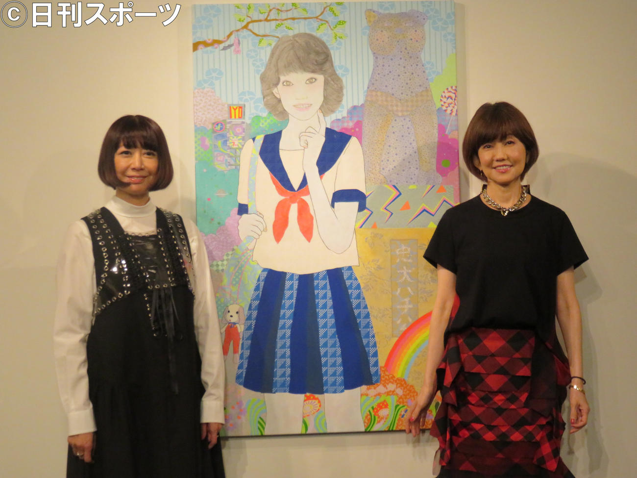 松本伊代（右）を描いた作品を展示するKAORUKO