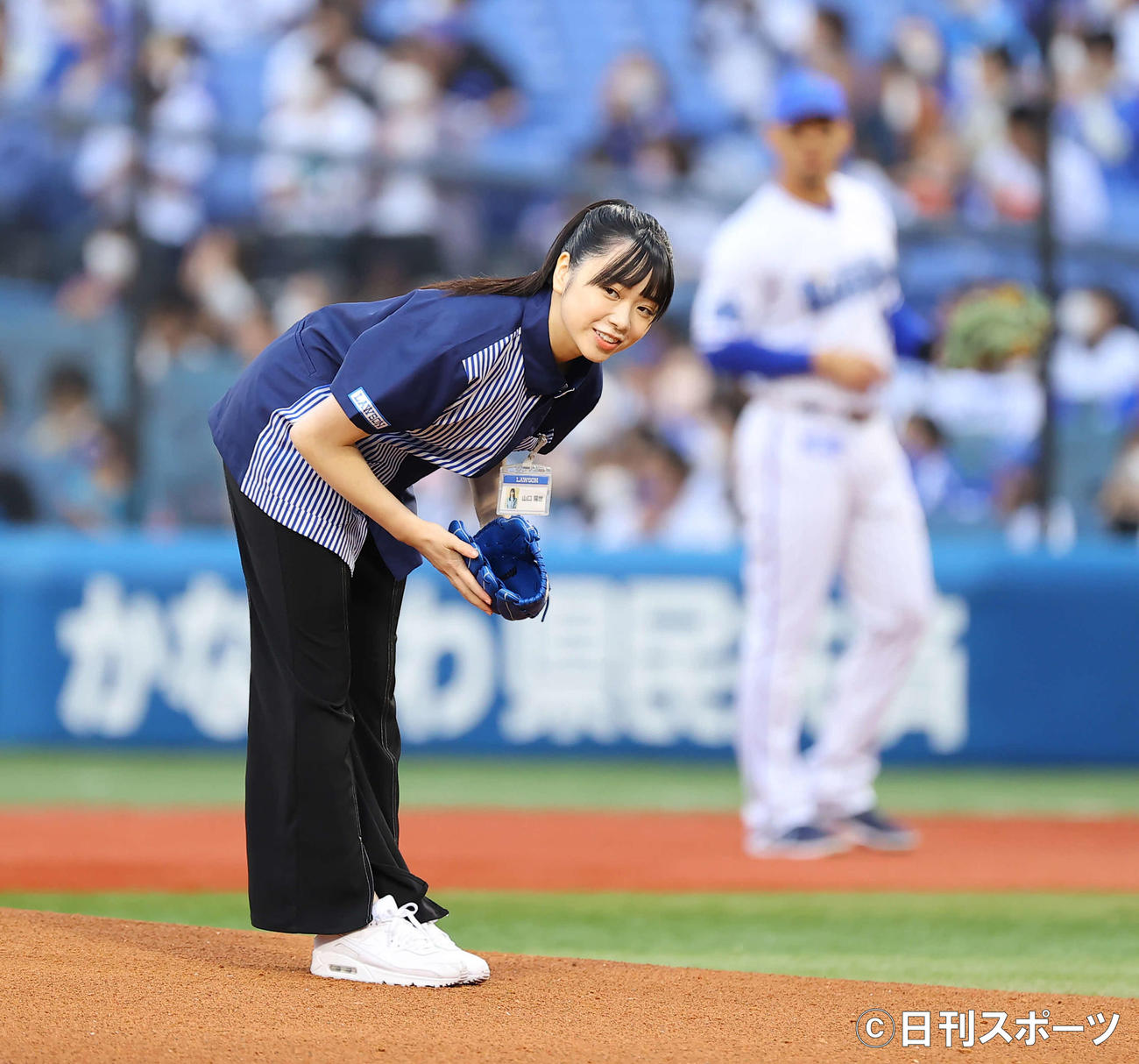 DeNA対オリックス　始球式を行い一礼する日向坂46山口陽世（撮影・垰建太）