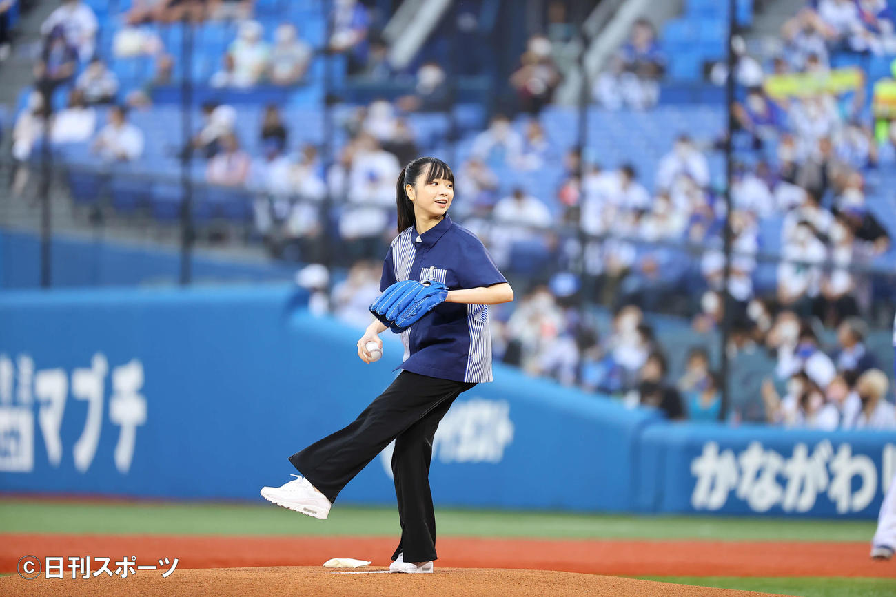 DeNA対オリックス　始球式を行う日向坂46山口陽世（撮影・垰建太）