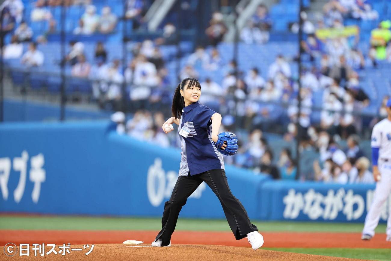 DeNA対オリックス　始球式を行う日向坂46山口陽世（撮影・垰建太）