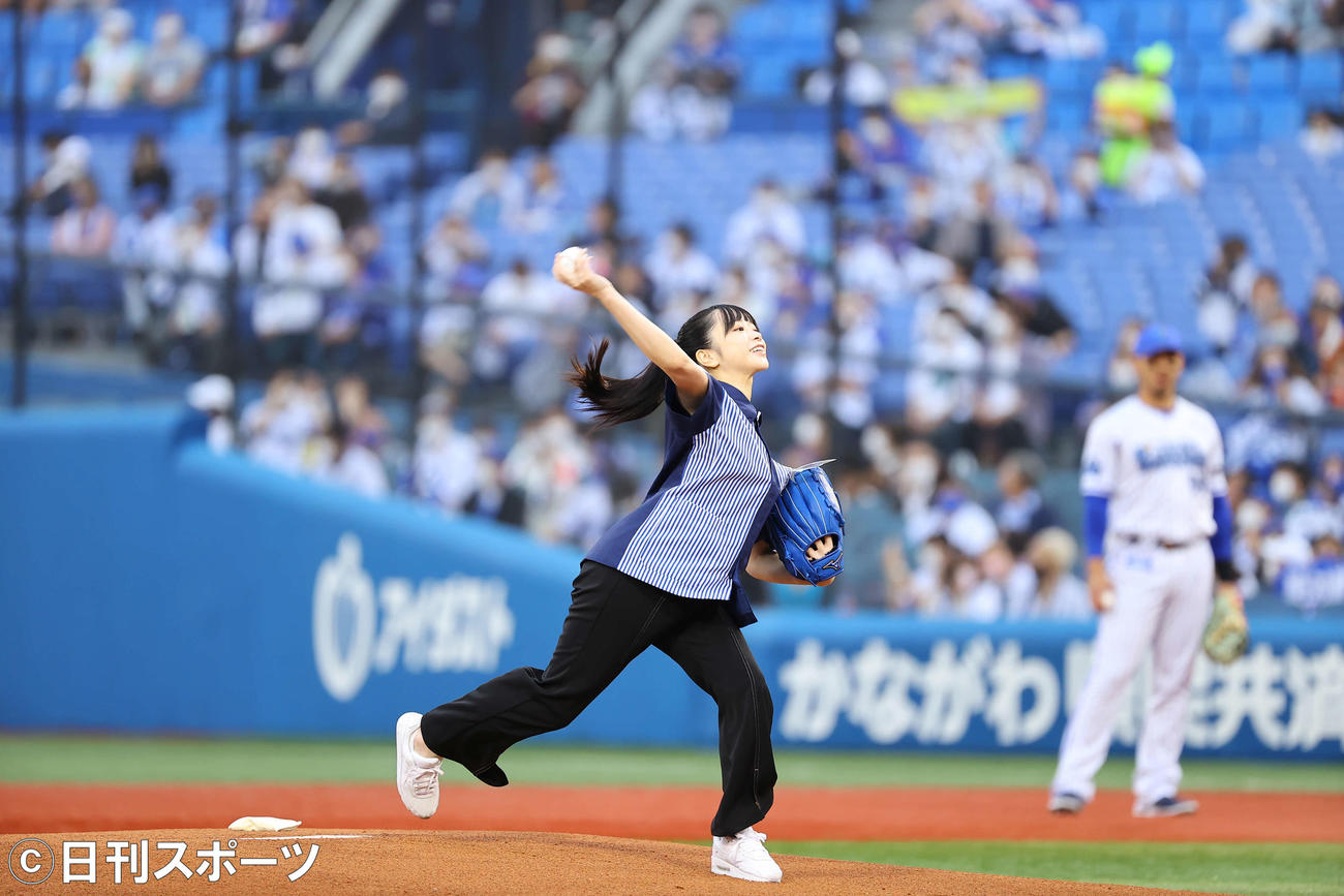 DeNA対オリックス　始球式を行う日向坂46山口陽世（撮影・垰建太）
