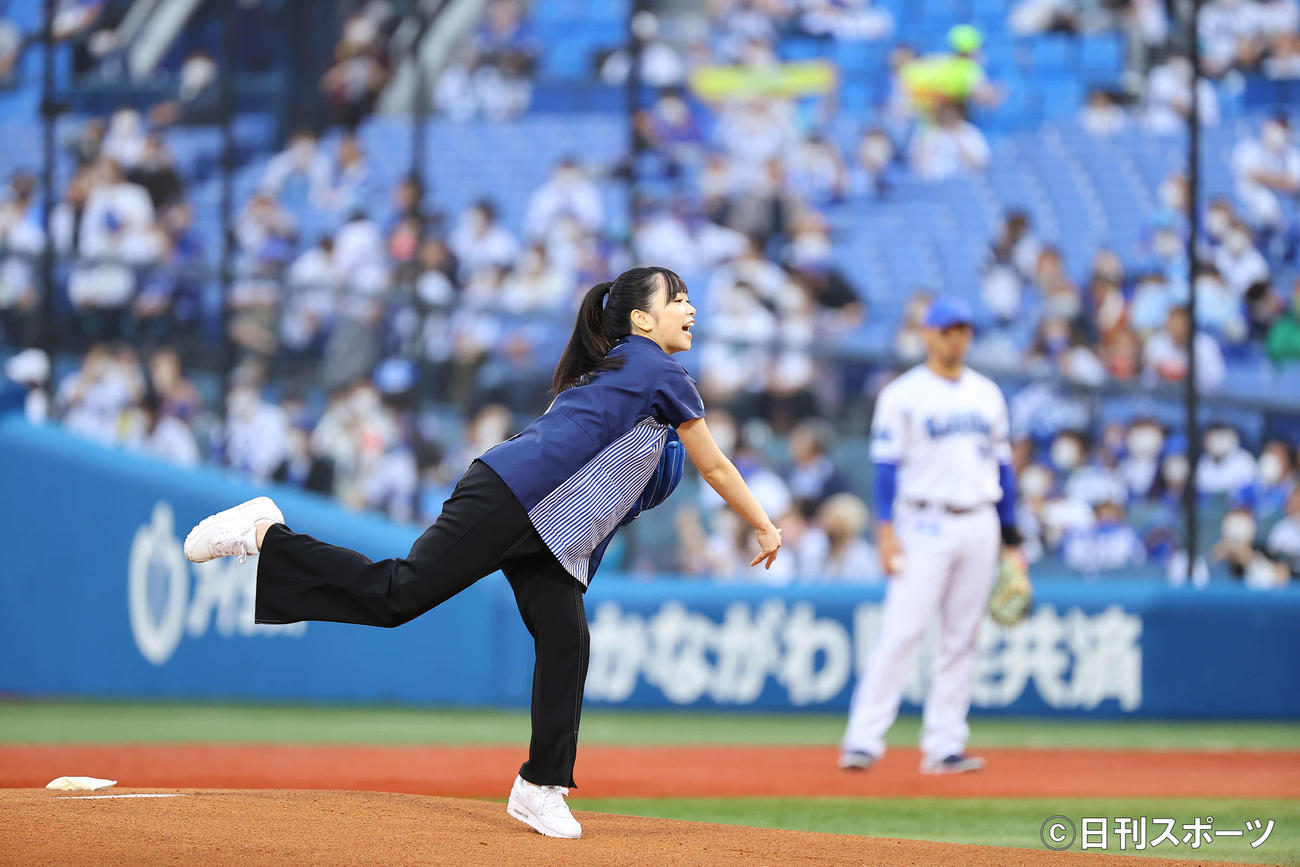 DeNA対オリックス　始球式を行う日向坂46山口陽世（撮影・垰建太）