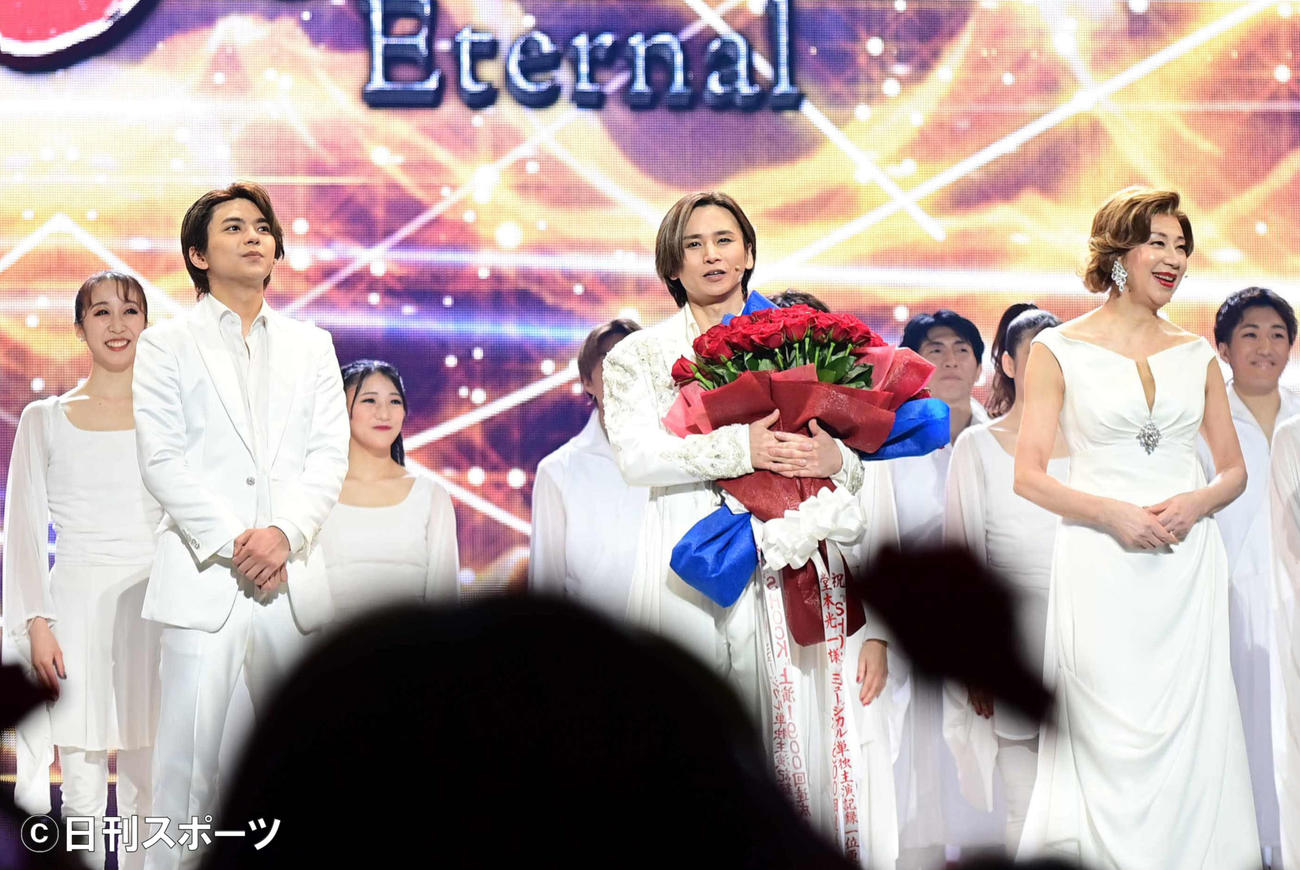 「Endless SHOCK　－Eternal－」上演1900回を達成し客席約1900人からバラが掲げられるサプライズのなかカーテンコールに臨む、左から佐藤勝利、堂本光一、前田美波里（撮影・小沢裕）