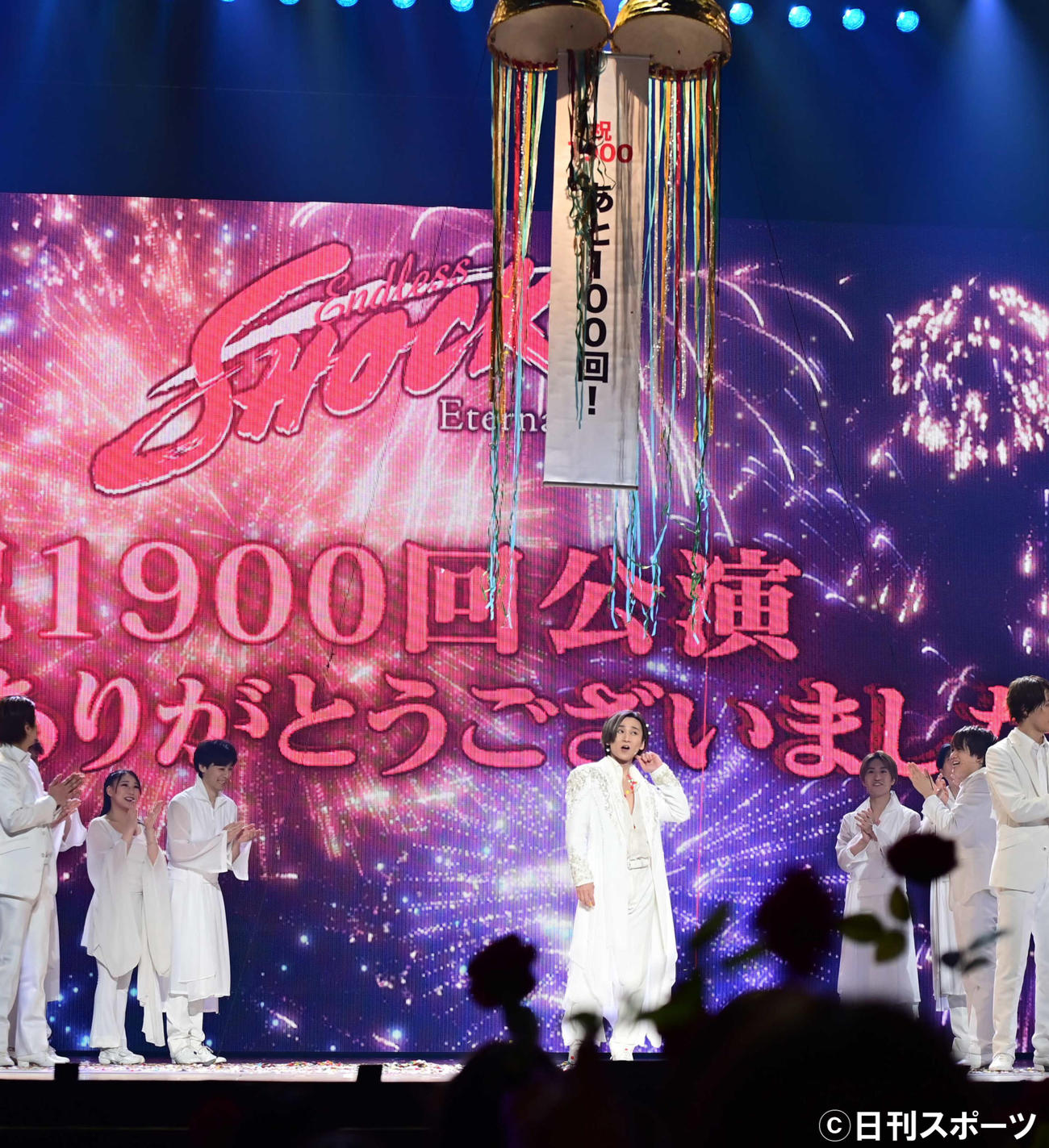 「Endless SHOCK　－Eternal－」上演1900回を達成し客席約1900人からバラが掲げられるサプライズのなかカーテンコールに臨む堂本光一（撮影・小沢裕）