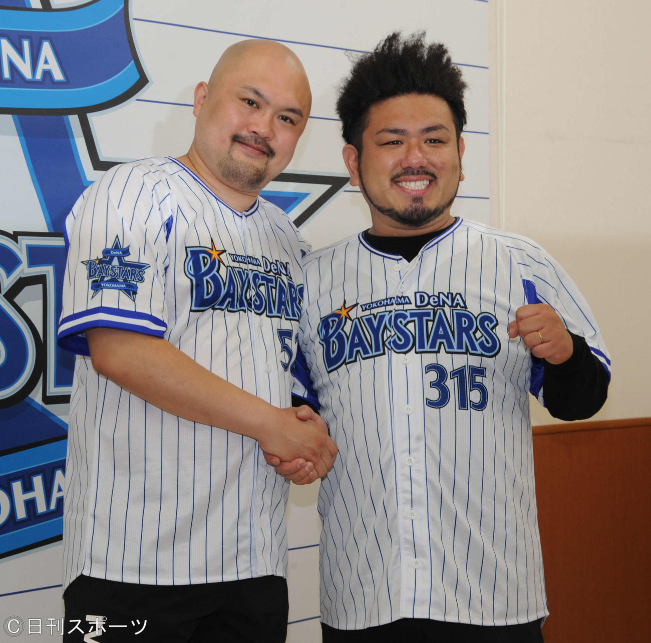 プロ野球交流戦、DeNA対オリックス戦の始球式後に取材に応じた鬼越トマホークの坂井良多（左）と金ちゃん（撮影・松尾幸之介）