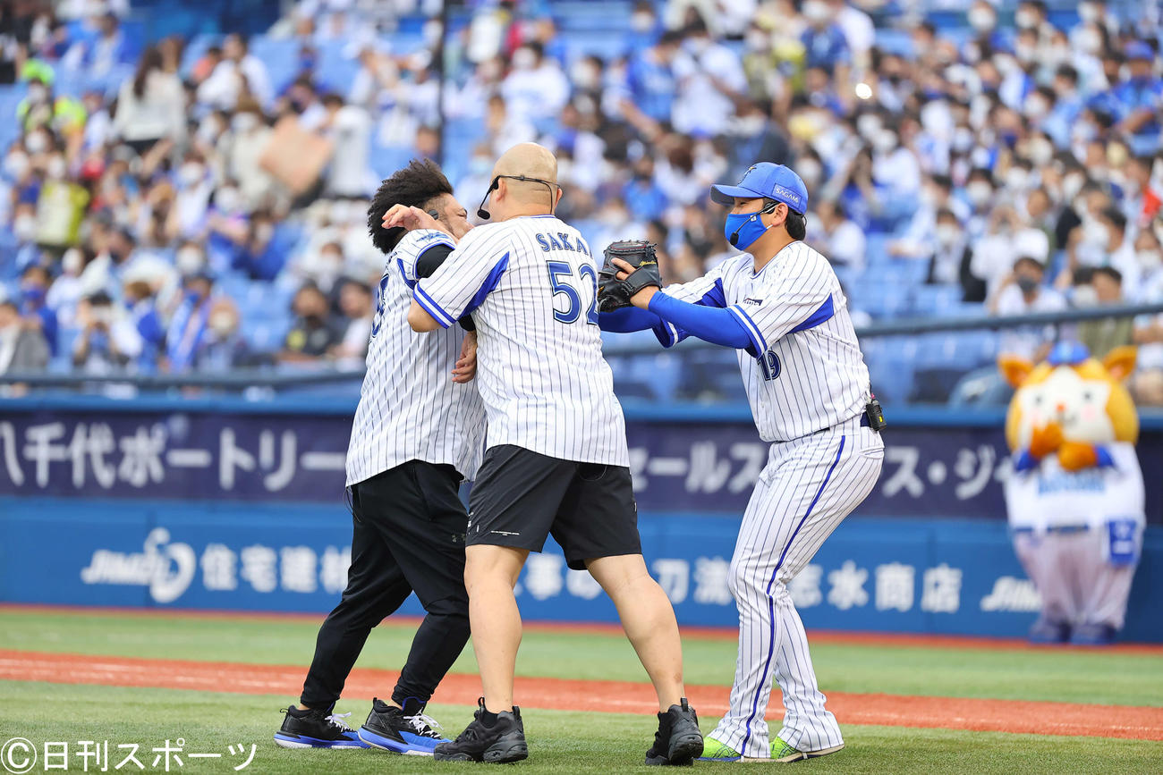 DeNA対オリックス　始球式で鬼越トマホークの金ちゃん（左）と坂井良多（中央）のもみ合いの仲裁に入るDeNA山崎（撮影・垰建太）