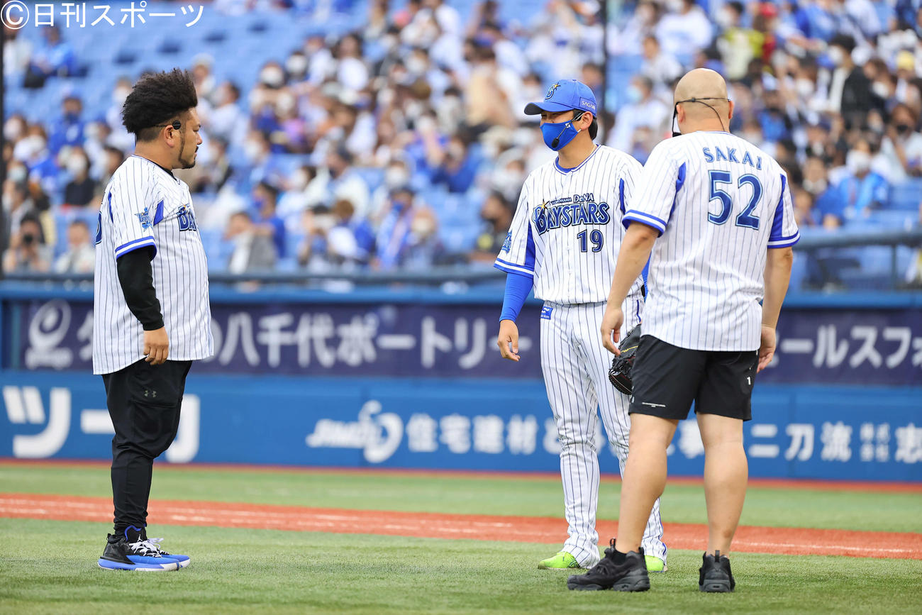 DeNA対オリックス　始球式で鬼越トマホークの金ちゃん（左）と坂井良多（右）のもみ合いの仲裁に入るも巻き込まれ2人から怒られるDeNA山崎（撮影・垰建太）