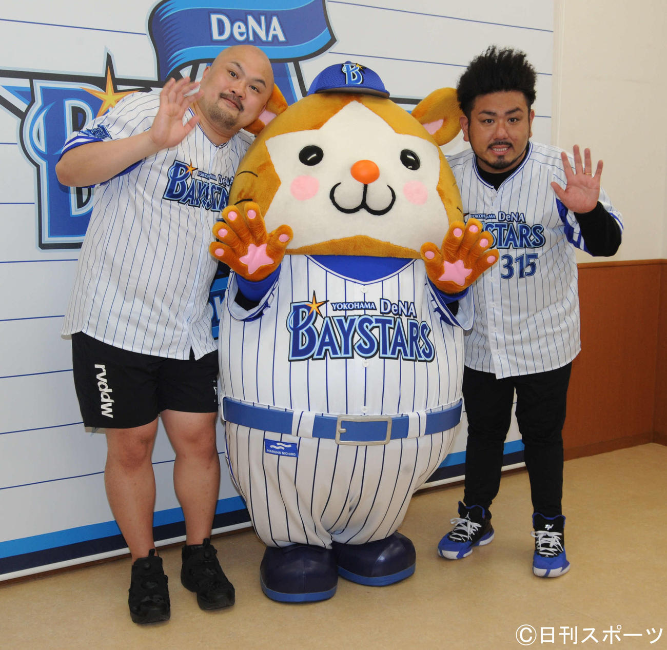 DeNA対オリックス　始球式後に取材に応じ、DeNAのマスコット「DB．スターマン」と記念撮影に応じる鬼越トマホークの坂井良多（左）と金ちゃん（撮影・松尾幸之介）