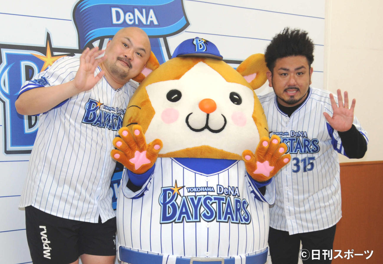 始球式後に取材に応じ、DeNAのマスコット「DB．スターマン」と記念撮影に応じる鬼越トマホークの坂井良多（左）と金ちゃん（撮影・松尾幸之介）