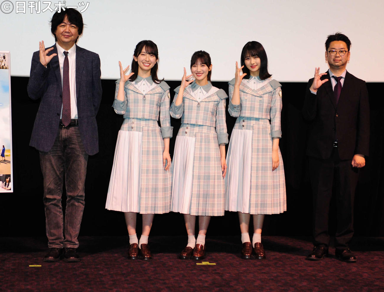 日向坂46ドキュメンタリー映画第2弾のイベントを行った、左から竹中優介監督、日向坂46の金村美玖、河田陽菜、上村ひなの、刀根鉄太プロデューサー