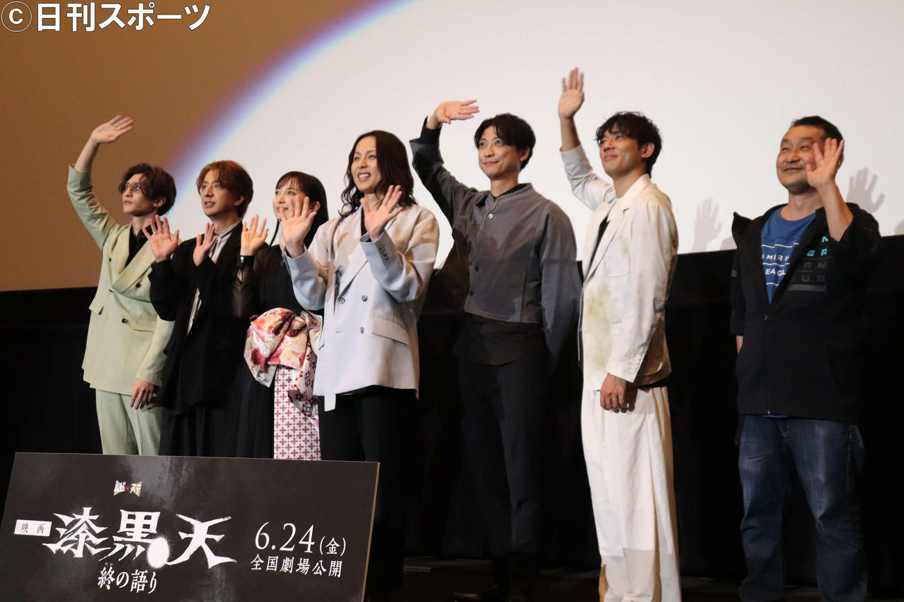 映画「漆黒天－終の語り－」完成披露舞台あいさつに出席した、左から梅津瑞樹、松本寛也、小宮有紗、荒木宏文、鈴木裕樹、小澤雄太、坂本浩一監督（撮影・加藤理沙）