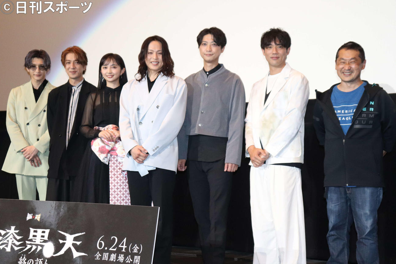 映画「漆黒天－終の語り－」完成披露舞台あいさつに出席した、左から梅津瑞樹、松本寛也、小宮有紗、荒木宏文、鈴木裕樹、小澤雄太、坂本浩一監督（撮影・加藤理沙）
