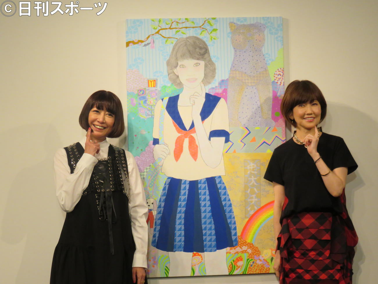 松本伊代（右）を描いた作品を展示するKAORUKO