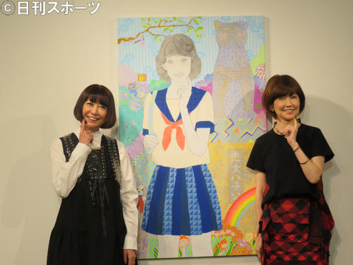 松本伊代（右）を描いた作品を展示するKAORUKO