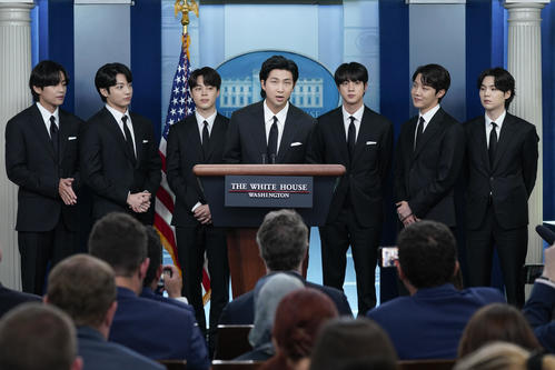 ホワイトハウスで会見を行ったBTS（AP）