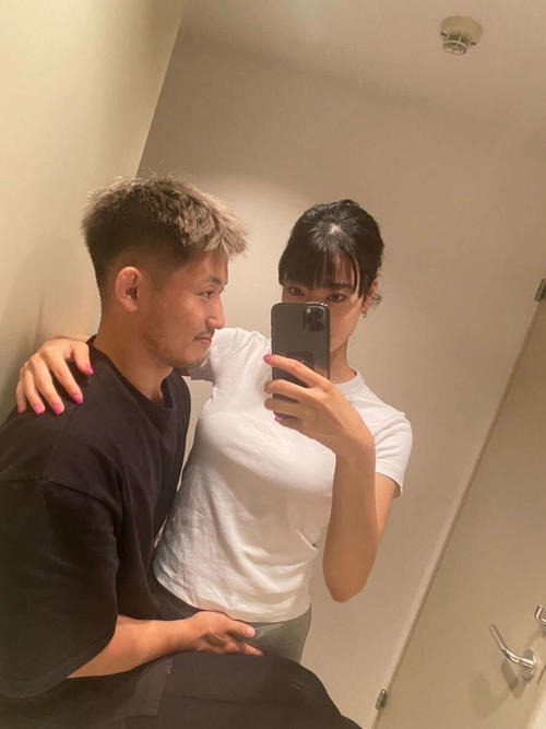 交際中の彼女が妊娠していることを明らかにし、彼女のおなかに優しく手を添えた2ショット写真をアップした才賀紀左衛門