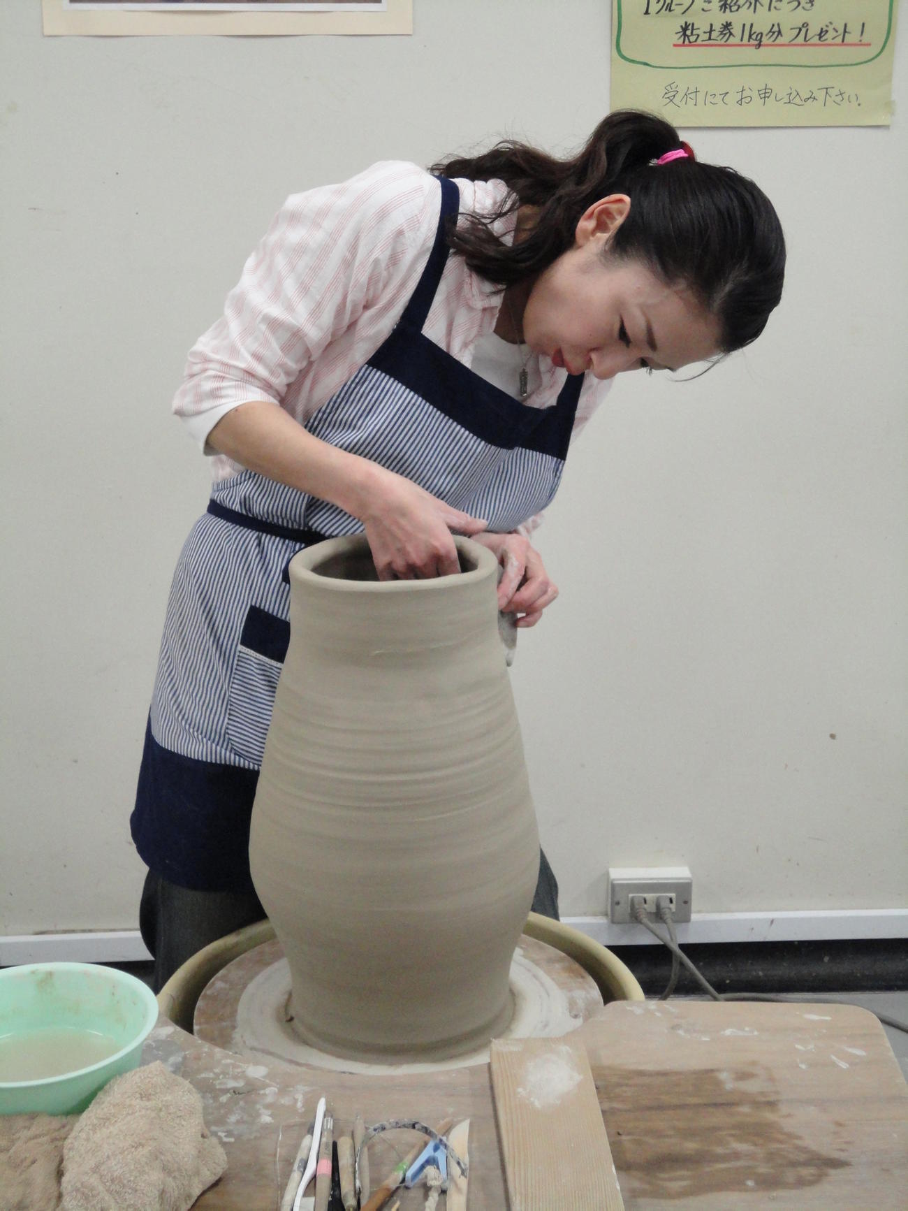 作品作りに励む陶芸家の岩本公水