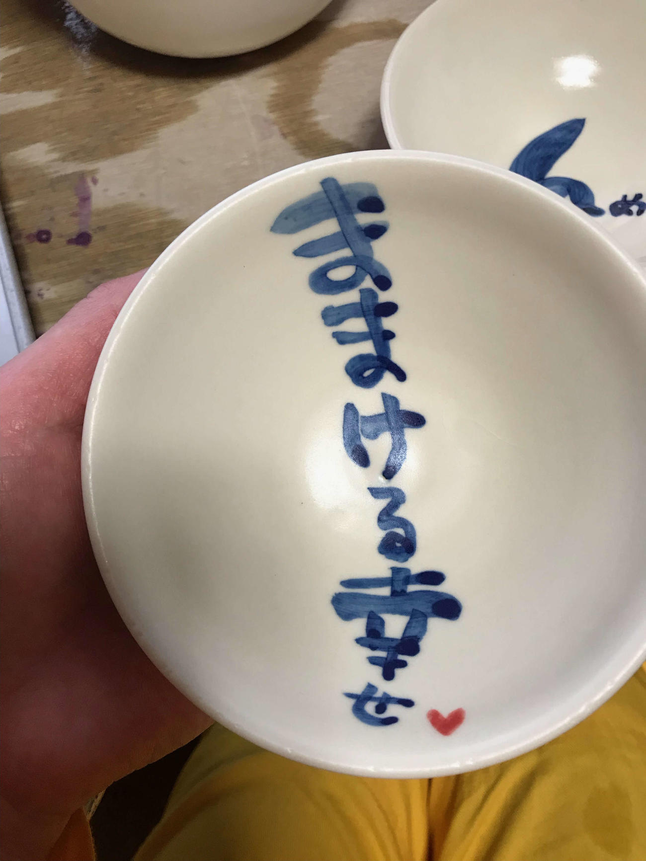 陶芸展に出品する予定の岩本公水の作品。「秋田弁で「ままける幸せ」と書いてある