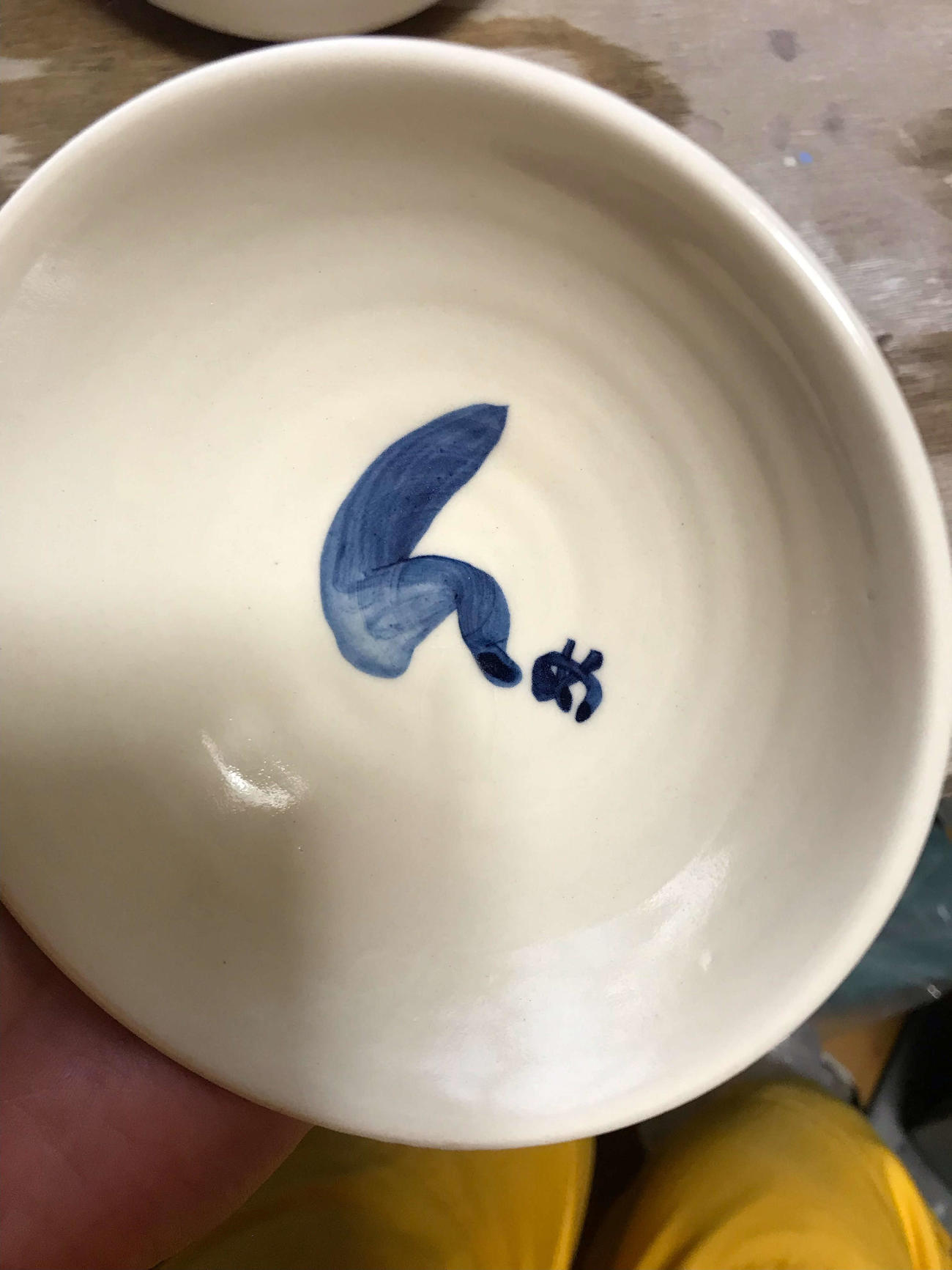 陶芸展に出品する予定の岩本公水の作品