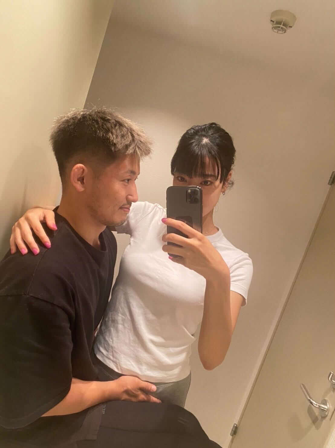 交際中の彼女が妊娠していることを明らかにし、彼女のおなかに優しく手を添えた2ショット写真をアップした才賀紀左衛門