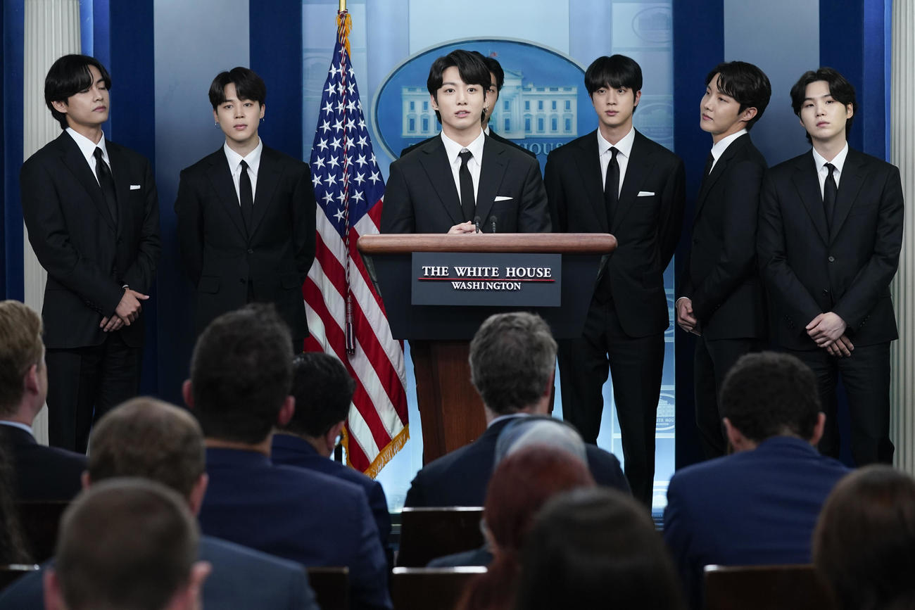 ホワイトハウスで講演するBTSのジョングク（AP）