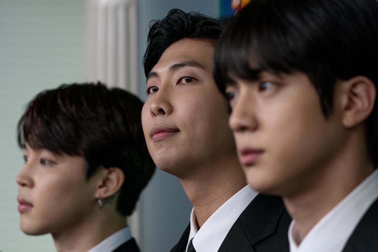 左からBTSメンバーのジミン、RM、ジン（AP）