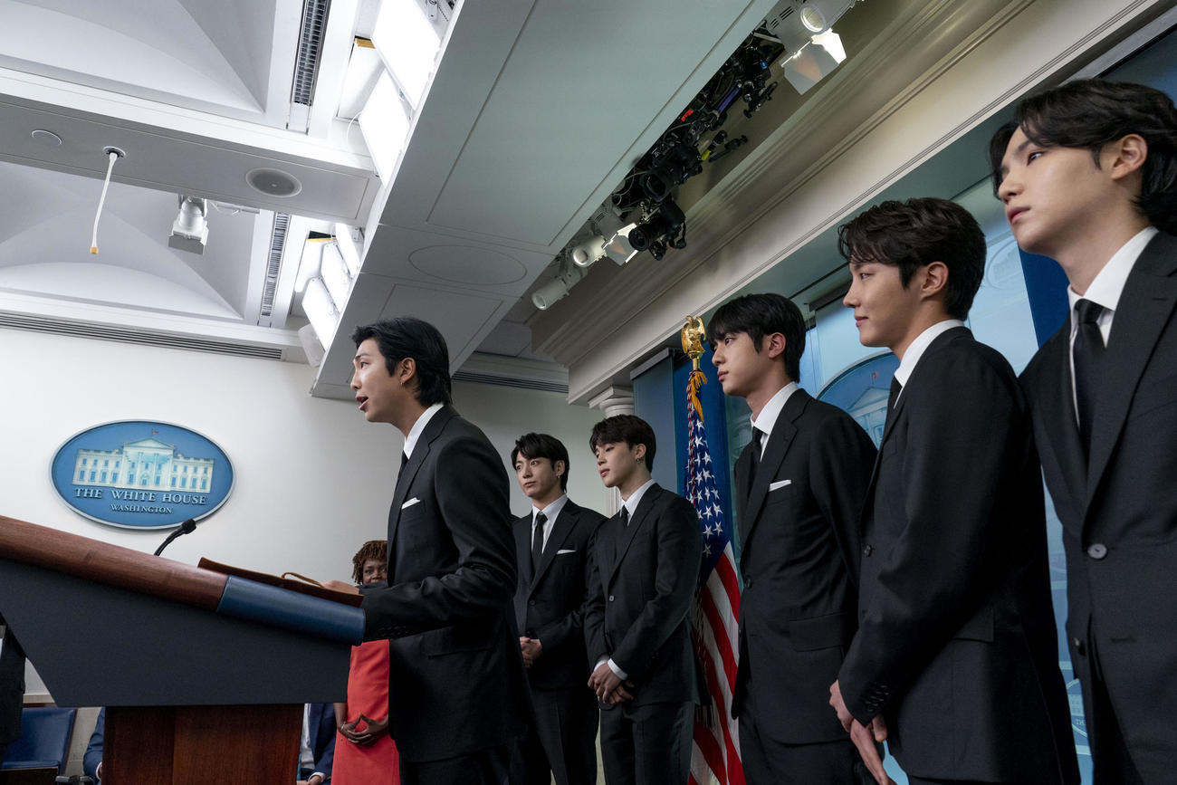 ホワイトハウスでバイデン大統領と会談したBTSのメンバーたち（AP）