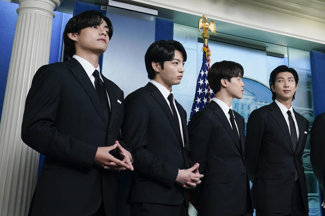ホワイトハウスでバイデン大統領と会談したBTSの左からV、ジョングク、ジミン、RM（AP）